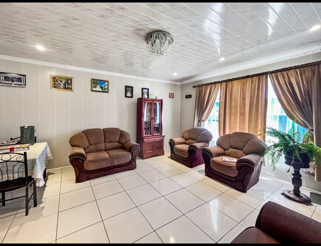 3 BEDROOM FREEHOLD FOR SALE IN WILLOW PARK